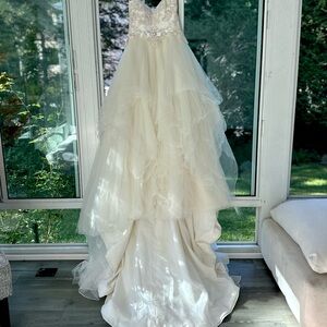 Stunning Hand beaded Veluz Reyes sweetheart strapless ball gown. Size 2/4